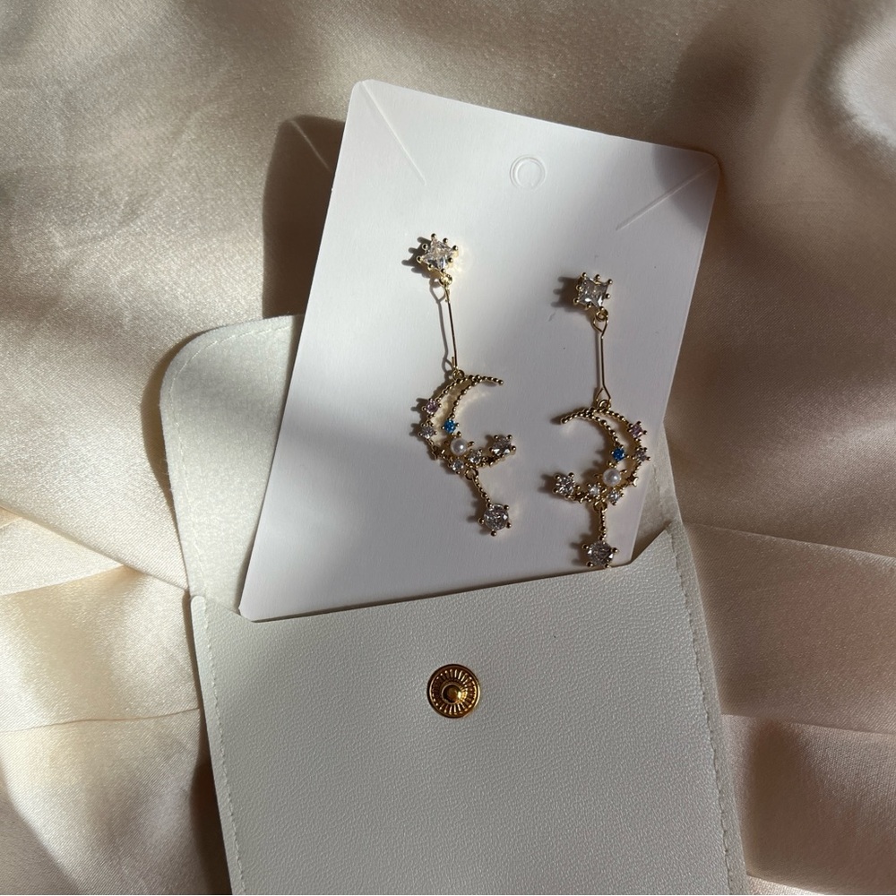 NWT 🤍NEV 14K Gold Plated Diamond Moon Star Errings🤍